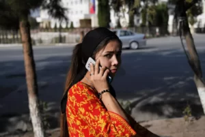 таджичка с телефоном